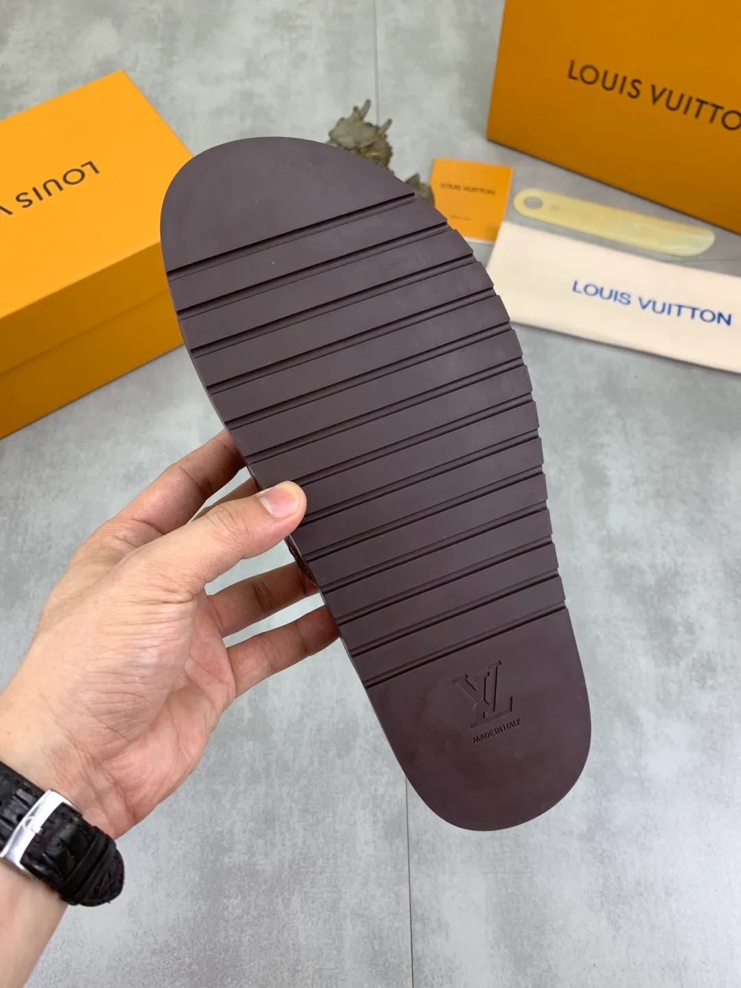 Men's shoes 💰P300💰【New style】🆘 Original quality 【LOUIS VUITTON】The popular Louis Vuitton LV men's slippers on the official website are on sale simultaneously! Original fabric imported from Italy, original factory special supply, code number: 38-44 (45 customized), many colors available